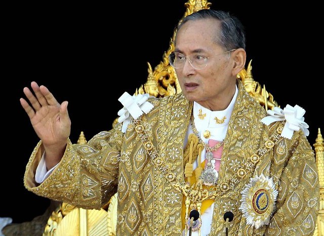 (FILES) This file picture released by the Thai Royal Bureau taken on December 5, 2007 shows Thai King Bhumibol Adulyadej waving to the crowds during his 80th birthday celebrations at the Grand Palace in Bangkok. Thailand's Foreign Minister Kasit Piromya while in Washington on April 12, 2010 issued a rare call for a debate on the role of the revered monarchy in the political process, following the country's worst civil violence in almost two decades. The monarchy's role remains one of the most sensitive subjects in the kingdom, where violent clashes on April 10 between the army and anti-government "Red Shirts" left 21 people dead. RESTRICTED TO EDITORIAL USE AFP PHOTO/Thai Royal Bureau/HO / AFP PHOTO / Thai Royal Bureau / Thai Royal Bureau